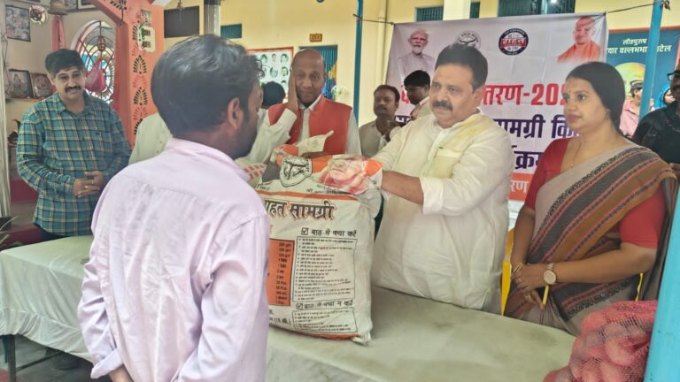 बाढ़ प्रभावित क्षेत्रों में बाढ़ पीड़ितों से जानी उनकी समस्याएं, हर संभव सहयोग का दिया भरोसा