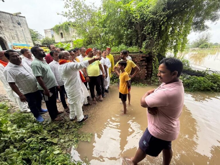 एमएलसी एवं भाजपा जिलाध्यक्ष ने बाढ़ प्रभावित क्षेत्रो का किया दौरा