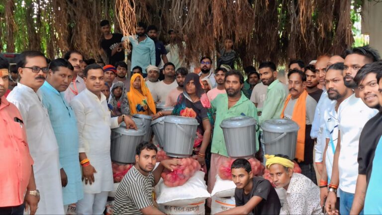रोहनिया विधायक ने बाढ़ प्रभावित क्षेत्रो का दौरा कर वितरण किया राहत सामग्री