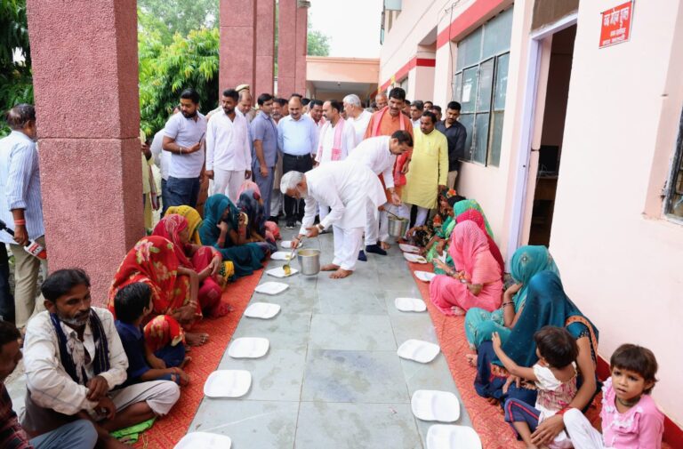 बाढ़ प्रभावित क्षेत्रों में जनता के बीच हाल जान रहे योगी के मंत्री
