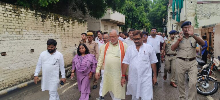 प्रभारी मंत्री सुरेश खन्ना ने पूर्व मंत्री एवं विधायक डॉ नीलकंठ तिवारी के साथ बाढ़ राहत शिविर का किया औचक निरीक्षण