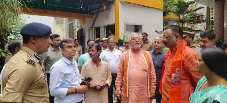 प्रभारी मंत्री वाराणसी प्रवास के दूसरे दिन भी बाढ़ प्रभावित क्षेत्रों का दौरा कर स्थिति का लिया जायजा