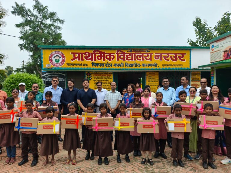 ज्ञान की ओर एक नई सुबह प्रोजेक्ट ज्ञान की उड़ान व प्राथमिक विद्यालय में  लैपटॉप दिया छोटे बच्चों को