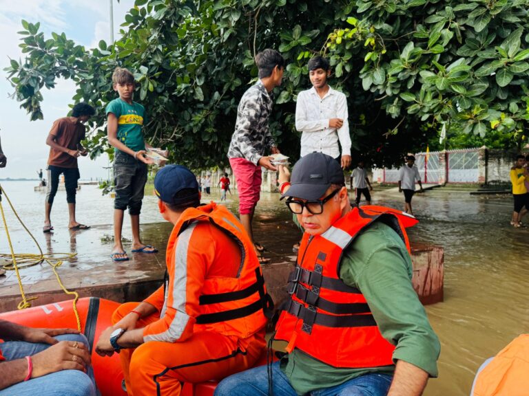बाढ़ राहत में एनडीआरएफ का सराहनीय प्रयास — राहत सामग्री का वितरण