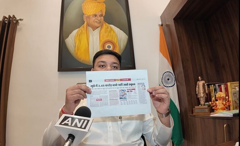 प्रदेश सरकार के बेसिक शिक्षा मंत्री संदीप सिंह ने 2015  के अखबार की कटिंग दिखाकर अखिलेश पर किया पलटवार