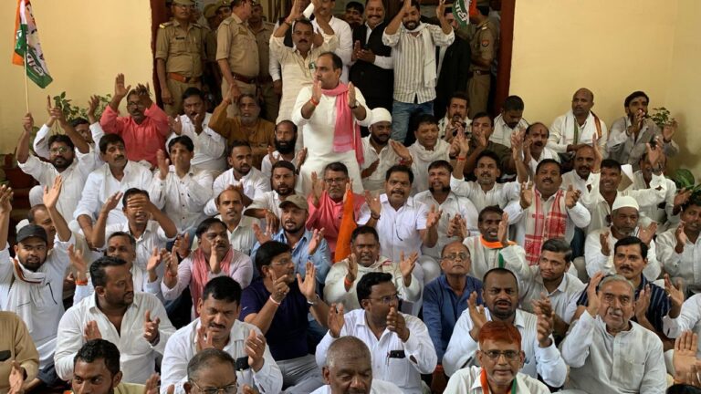 * विपक्ष के नेताओं की गिरफ्तारी को लेकर वाराणसी में प्रदर्शन