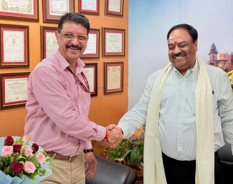 चीफ पोस्टमास्टर जनरल,यूपी ने प्रधान डाक घर वाराणसी कैंट का औचक दौरा किया