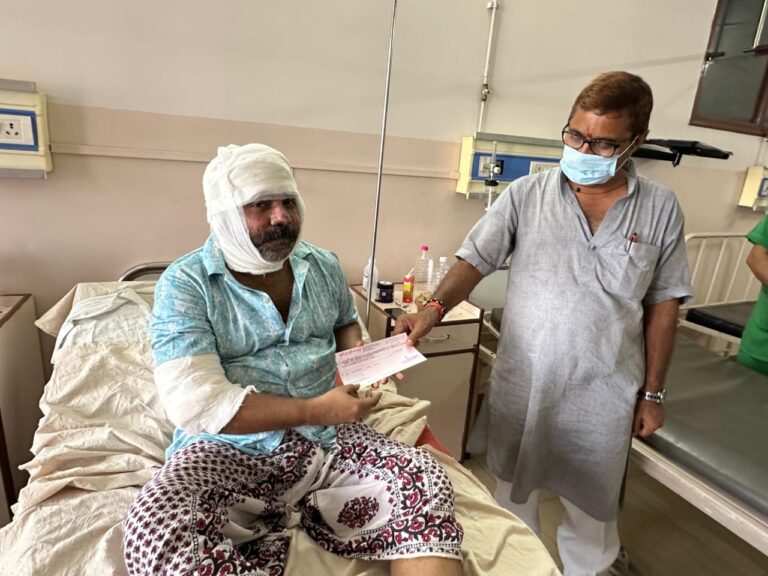 आत्मा विश्वेश्वर महादेव मंदिर में जलने से हुए घायलों को पूर्व मंत्री एवं विधायक डॉ नीलकंठ तिवारी ने आर्थिक सहायता राशि उपलब्ध कराई