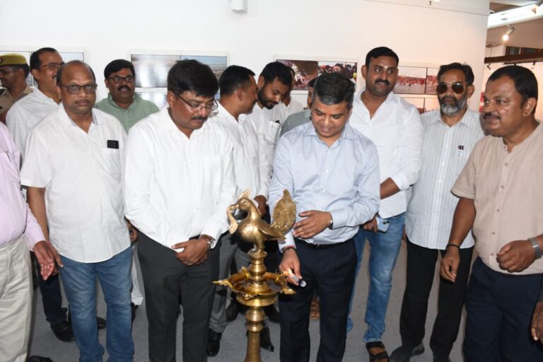 प्रयागराज ;- जिलाधिकारी ने विश्व फोटोग्राफी दिवस पर लगायी गयी दो दिवसीय छायाचित्र प्रदर्शनी का दीप प्रज्जवलित कर किया शुभारम्भ