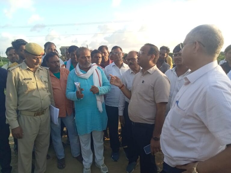 ट्रांसपोर्ट नगर योजना के विकास कार्यो के निरीक्षण हेतु पहुंचे बीडीए सचिव से शिकायत करने पहुंचे पीड़ित किसान