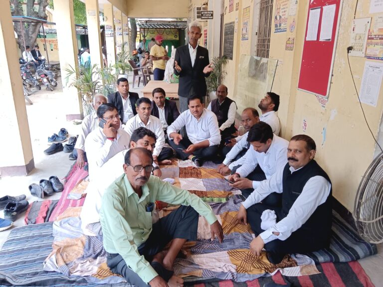 न्यायिक तहसीलदार को हटाने हेतु अधिवक्ताओं ने राजातालाब तहसील पर किया धरना प्रदर्शन