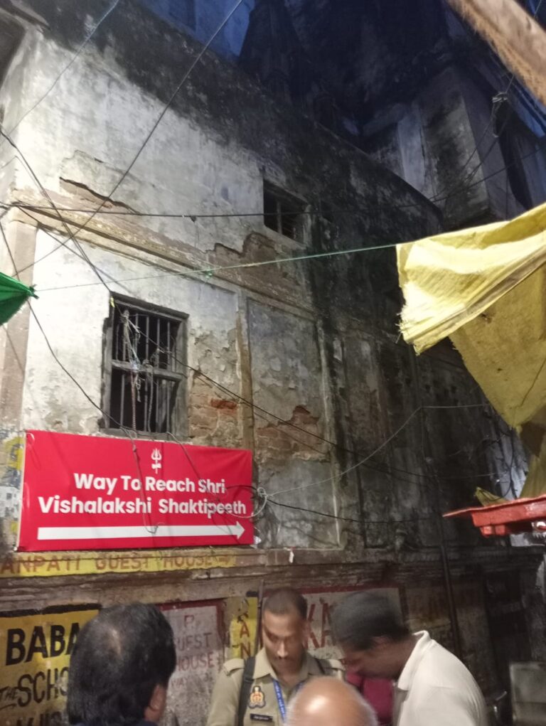 जर्जर मकान की ईंट गिरी, मीरघाट का रास्ता बंद