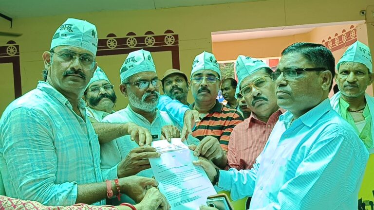 वाराणसी में खाद की किल्लत पर आम आदमी पार्टी का प्रदर्शन, किसानों ने लगाई सरकार पर लापरवाही के आरोप