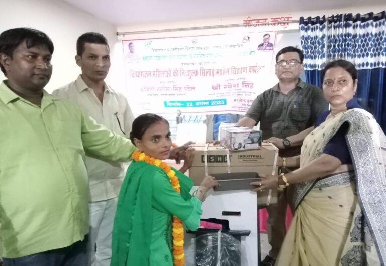 ब्लॉक प्रमुख ने प्रशिक्षित दिव्यांगजन महिलाओं को वितरण किया मोटराइज्ड सिलाई मशीन