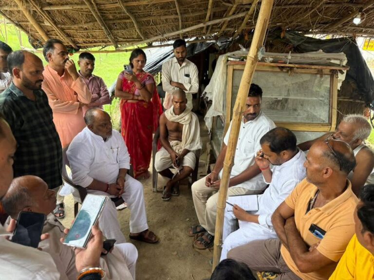 एमएलसी एवं भाजपा जिलाध्यक्ष ने जोगापुर में शोका कुल परिवार को बधाया ढ़ाढस, व्यक्त की शोक संवेदना