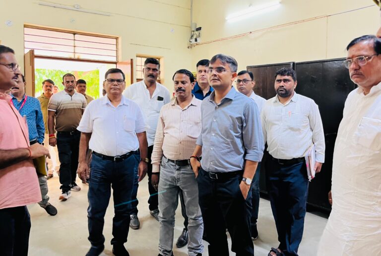 ईवीएम-वीवीपैट वेयरहाउस का डीएम ने किया निरीक्षण