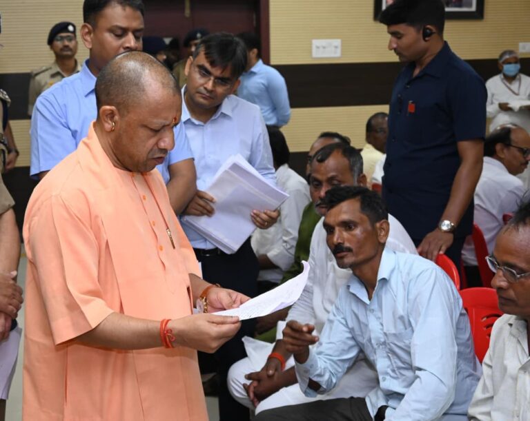 मुख्यमंत्री ने काशी में किया ‘जनता दर्शन’, हर फरियादी की सुनीं समस्याएं