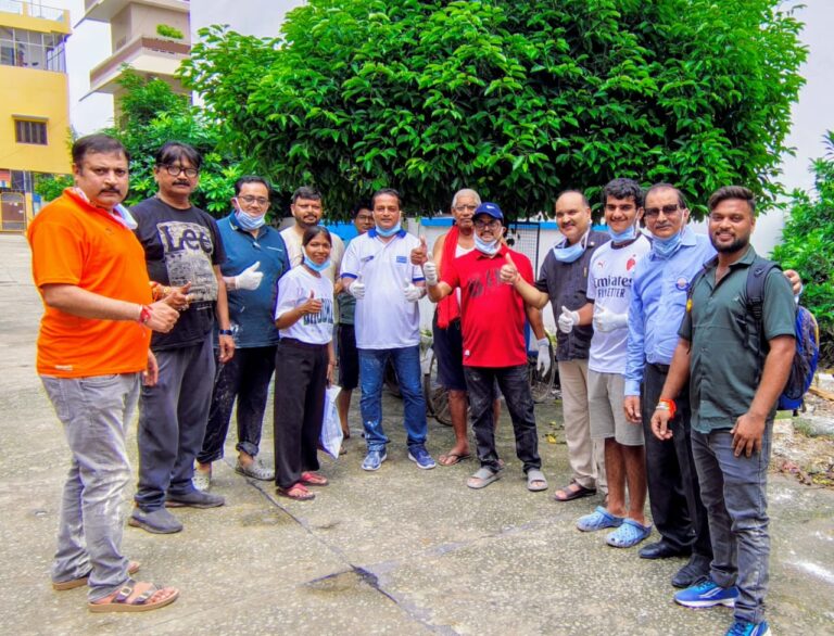 रोटरी क्लब बनारस ने नगर निगम के सहयोग से सामने घाट क्षेत्र में किया ब्लीचिंग पाउडर का छिड़काव