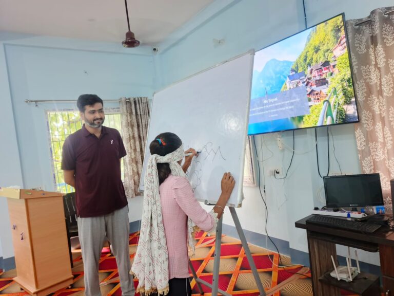 छात्राओं को सिखाया चित्रकला के गुर -आशा लाइब्रेरी में में चित्रकला की वर्कशॉप का आयोजन