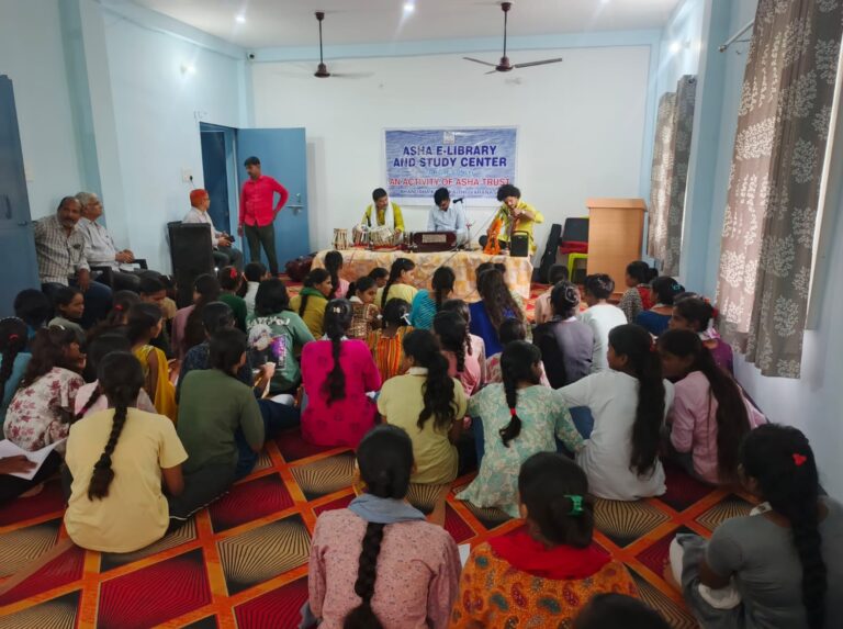 बीएचयू के शोध छात्रों ने छात्राओं को संगीत के गुर सिखाए