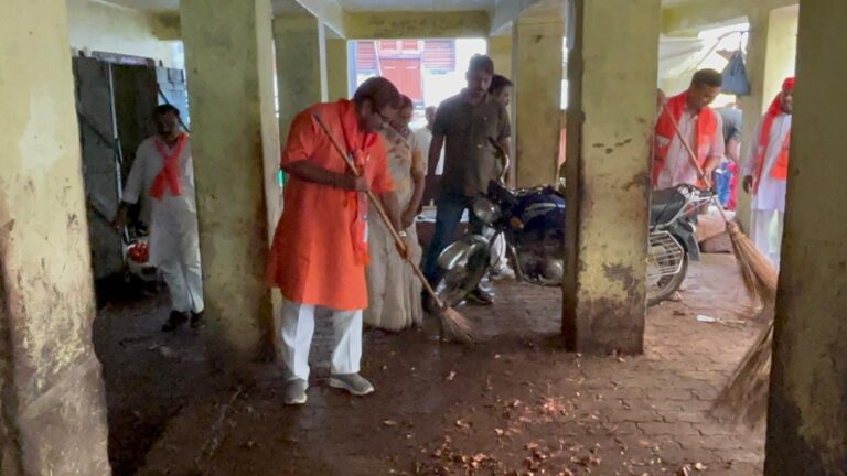 पूर्व मंत्री  डॉक्टर नीलकंठ तिवारी का स्वक्छता अभियान 45 वे दिन जारी  रहा 