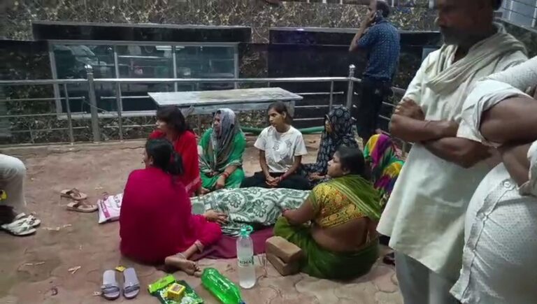 सीज हॉस्पिटल में महिला की मौत के बाद परिजनों ने अस्पताल के सामने शव रखकर हंगामा काटा,