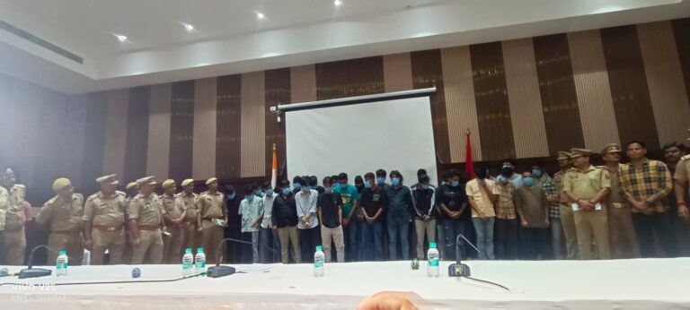 वाराणसी रोहनिया थाना क्षेत्र में चल रहा था अवैध  कॉल सेंटर, पुलिस ने  दर्जनों को  गिरफ्तार कर किया फर्दाफाश 