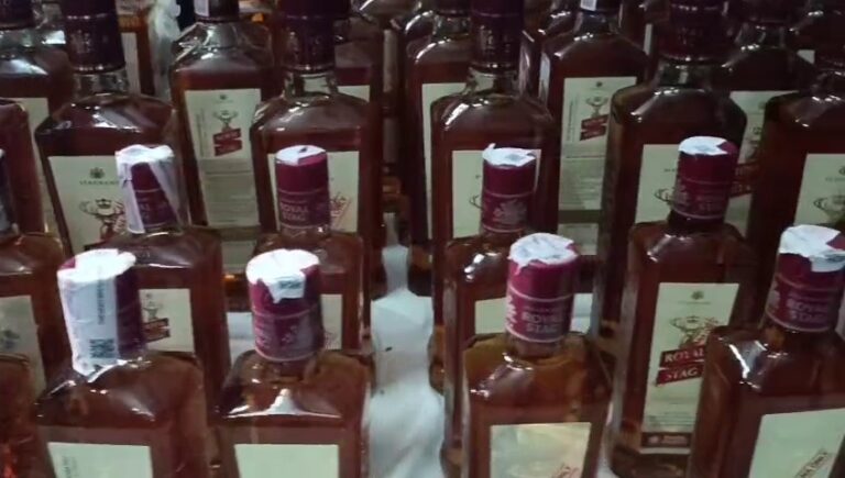 वाराणसी रेलवे स्टेशन पर शराब तस्करी का अनोखा मामला आया सामने