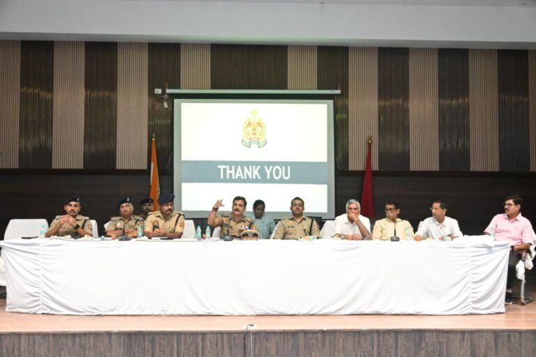 व्यापारियों को  वाराणसी पुलिस  ने साइबर क्राइम  के विषय में किया जागरूक  पुलिस आयुक्त हुए शामिल