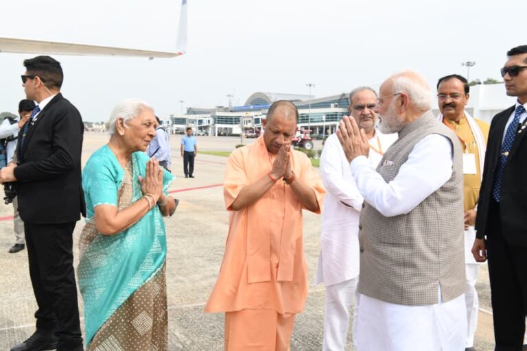 राज्यपाल व सीएम योगी ने काशी में किया प्रधानमंत्री का स्वागत