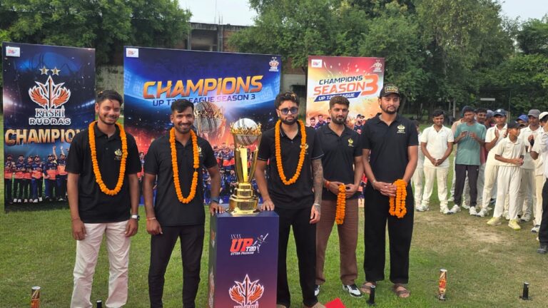 काशी रुद्राज़ ने दूसरी बार यूपी टी20 ट्रॉफी जीतने के बाद काशी विश्वनाथ मंदिर में लिया आशीर्वाद।