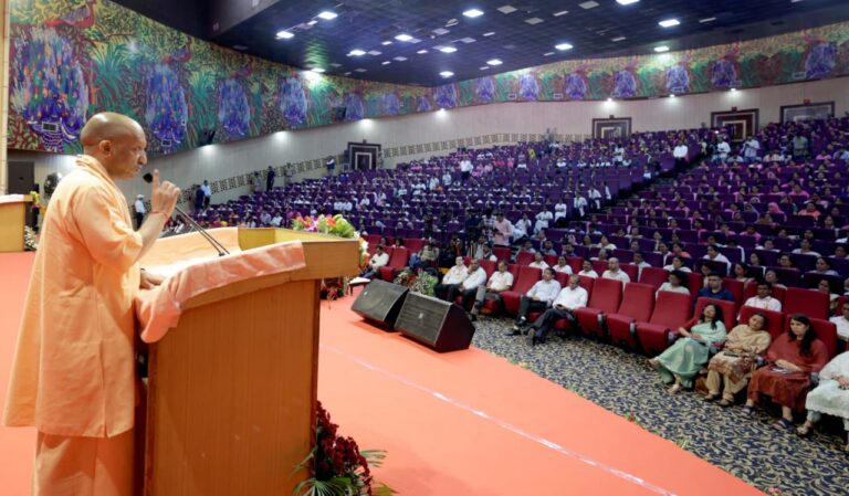 आंगनबाड़ी बहनों को मिलेगा स्मार्टफोन, बढ़ेगा मानदेय- सीएम योगी