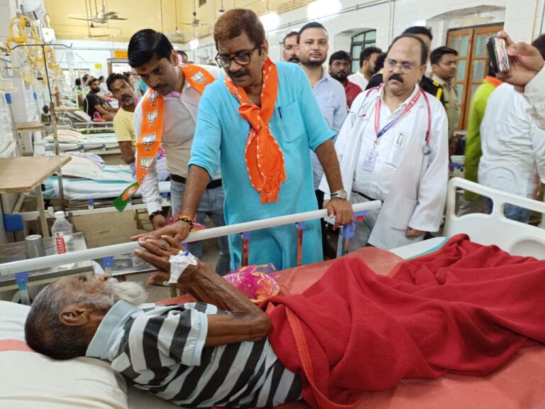 प्रधानमंत्री नरेंद्र मोदी के जन्मदिवस के अवसर पर वृहत रक्तदान के साथ मरीजो में फल वितरण हुआ