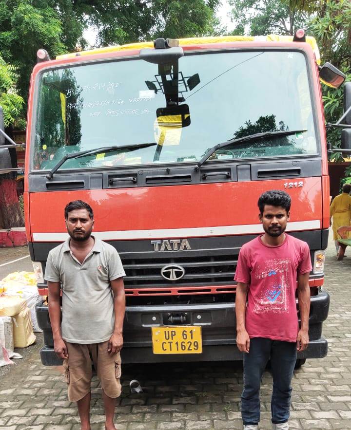 अवैध मादक पदार्थो की तस्करी करने वाले गिरोह के 02 तस्कर, 08.26 क्विंटल गाँजा (अन्तर्राष्ट्रीय मूल्य लगभग 02 करोड़ रूपये) के साथ गिरफ्तार।