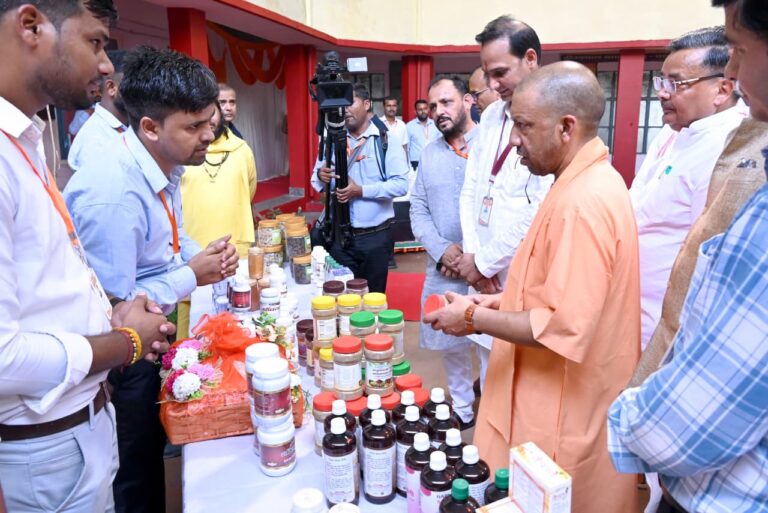 टेक्नोलॉजी रोजगार छीनती नहीं, बल्कि नए अवसर पैदा करती है : योगी आदित्यनाथ