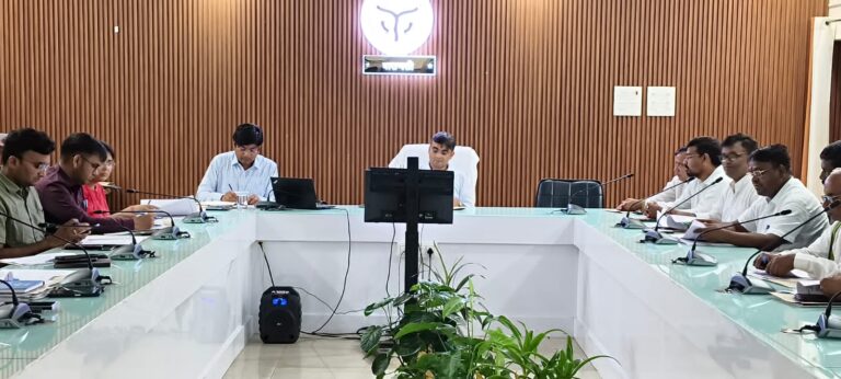 डीएम की अध्यक्षता में वाराणसी खण्ड स्नातक/खण्ड शिक्षक के निर्वाचक नामावलियों के संबंध में अर्हता तिथि 01.11.2025 से प्रारम्भ हो पुनरीक्षण कार्य तथा मतदेय स्थलों के संशोधन प्रस्ताव के संबंध में बैठक हुआ