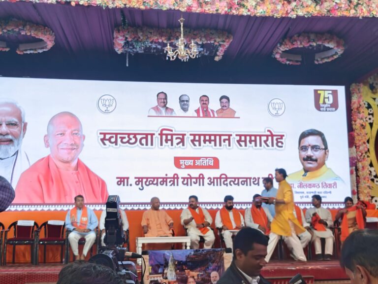 मुख्यमंत्री योगी आदित्यनाथ पहुंचे वाराणसी , अन्नपूर्णा  मंदिर ट्रस्ट  के साथ डॉ नीलकंठ तिवारी के कार्यक्रम में हुए शामिल;