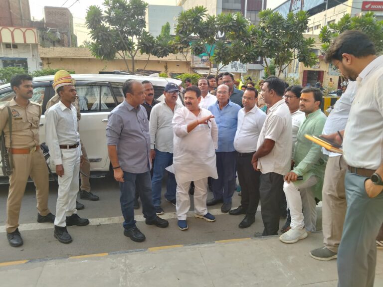 स्टांप मंत्री ने लहरतारा चौराहे पर चौपाल लगाकर लोगों की समस्याएं सुनी