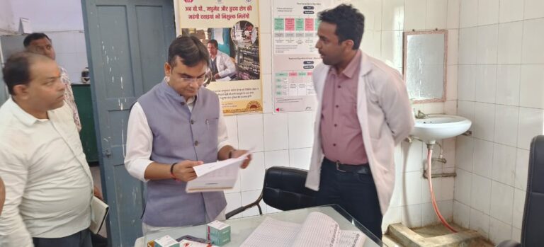 जिलाधिकारी ने बाहर की दवा लिखने पर दो डॉक्टर एवं एक फार्मासिस्ट को किया निलंबित