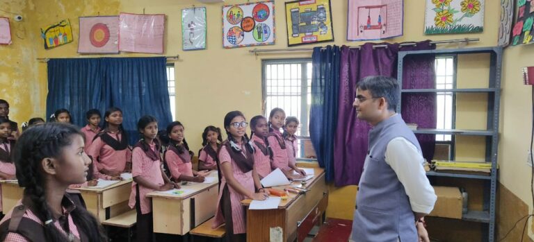 जिलाधिकारी ने कस्तूरबा गाँधी आवासीय बालिका विद्यालय तथा उच्च प्राथमिक विद्यालय पिण्डराई वि. क्षे. पिण्डरा का औचक निरीक्षण किया