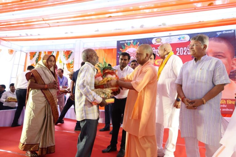 सीएम योगी ने अयोध्या की निषाद बस्ती में मनाई दीपावली, बच्चों को दी मिठाइयां और उपहार