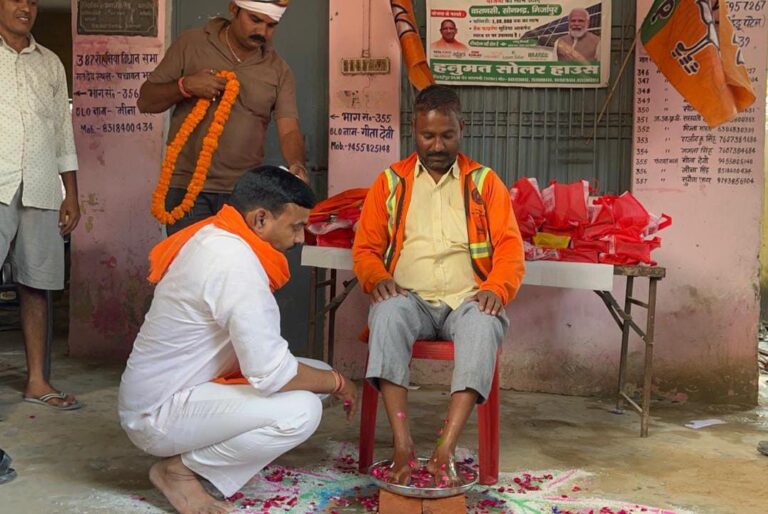 पार्षद ने सफाई कर्मियों का पाव धोकर किया सम्मानित,नेक पहल बना चर्चा का विषय