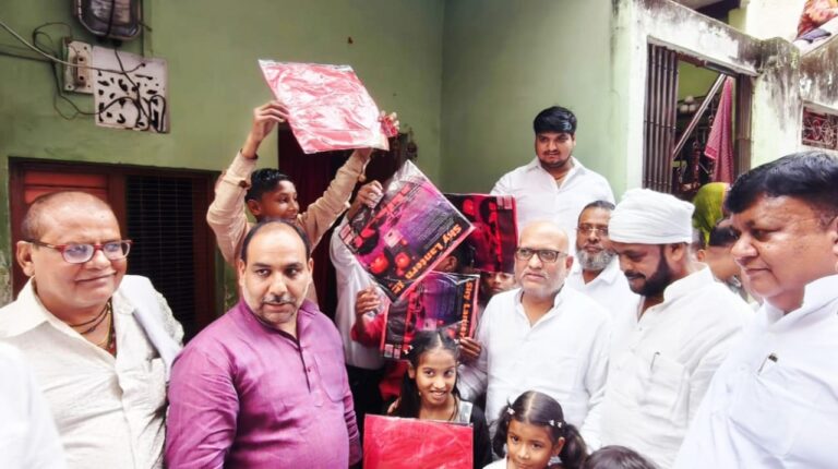 कांग्रेस प्रदेश अध्यक्ष अजय राय जी ने दीपावली का पर्व बाल्मीकि बस्ती के बच्चों संग मनाया