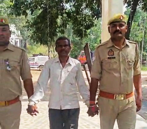 थाना दुद्धी पुलिस द्वारा भतीजे की गर्दन पर धारदार हथियार से हमला कर हत्या करने वाला अभियुक्त मय आला कत्ल रक्तरंजित तलवार सहित 24 घण्टे के अन्दर किया गया गिरफ्तार-