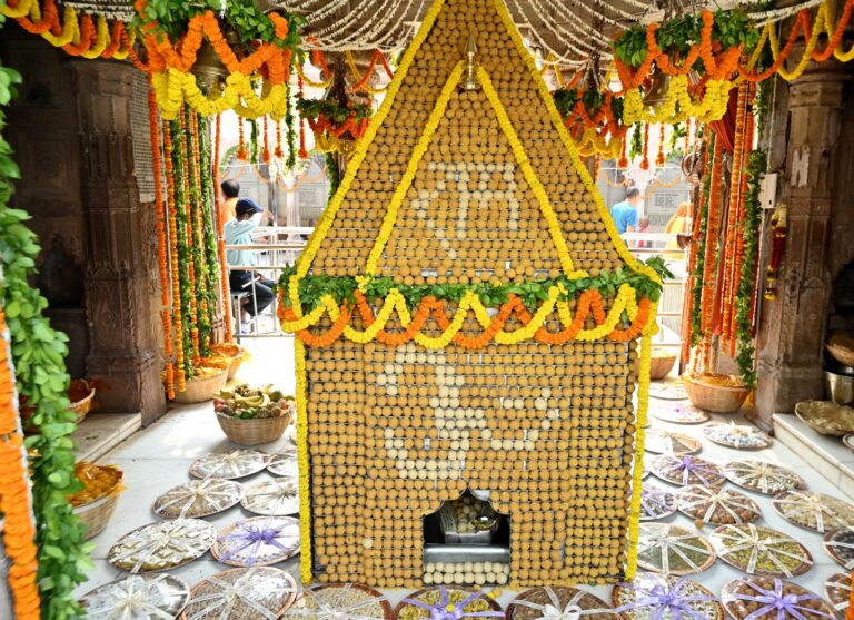 वाराणसी =अन्नकूट पर्व के पावन अवसर पर श्री काशी विश्वनाथ धाम में भव्य आयोजन