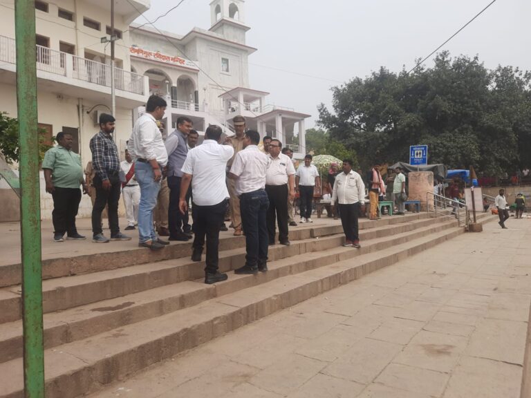 महापर्व छठ,गंगा महोत्सव और देव दीपावली के दृष्टिगत जिलाधिकारी ने घाटों का किया निरीक्षण