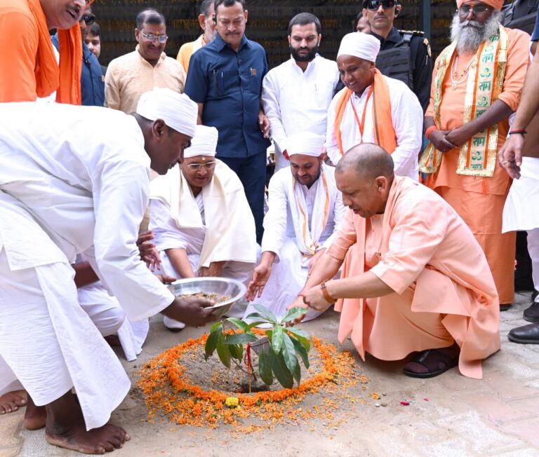 मुख्यमंत्री योगी आदित्यनाथ ने कबीरधाम आश्रम में की मूर्तियों की स्थापना, रोपा रुद्राक्ष का पौधा