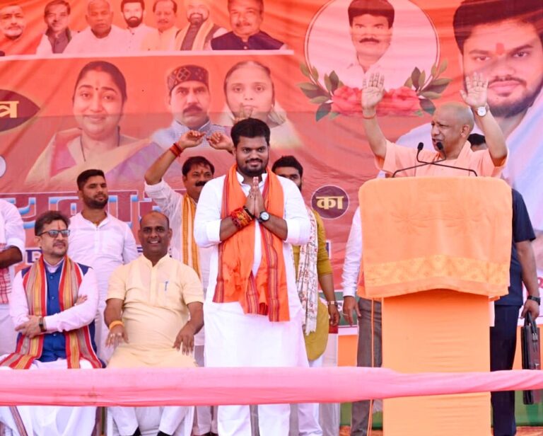 बिहार चुनाव  प्रचार में योगी की दहाड़ जो पशुओं का चारा खा जाए, वह मनुष्य का हक भी डकार जाता हैः सीएम योगी