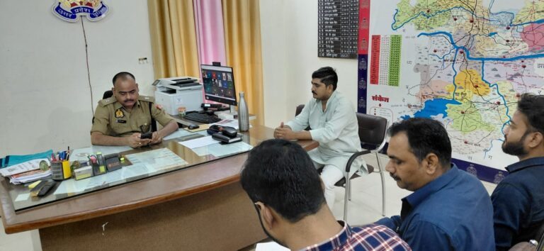 अपर पुलिस अधीक्षक मुख्यालय सोनभद्र के नेतृत्व में जनपद के व्यापारी बन्धुओं के साथ बैठक की गयी, इस दौरान उपस्थित सभी व्यापारी बन्धुओं को सुरक्षा सम्बन्धित आवश्यक जानकारी प्रदान की गयी-