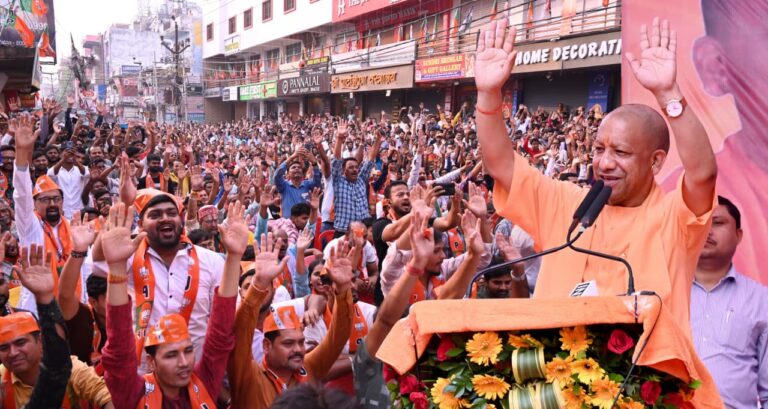 बिहार विधानसभा चुनाव  == राजद-कांग्रेस ने बिहार की पहचान संकट में डाली, चारा खा गए, जनता रहे सावधान : योगी आदित्यनाथ